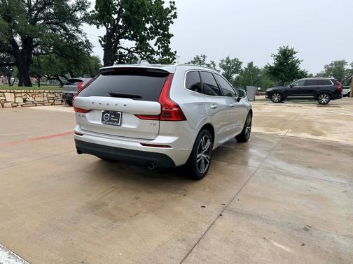 Bright Silver 2019 Volvo XC60 T5 Momentum