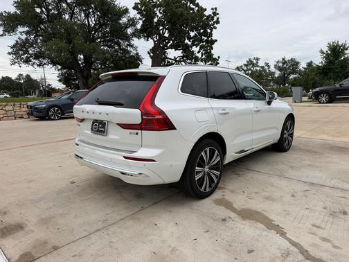 Crystal White Metallic 2023 Volvo XC60 B5 Plus Bright Theme