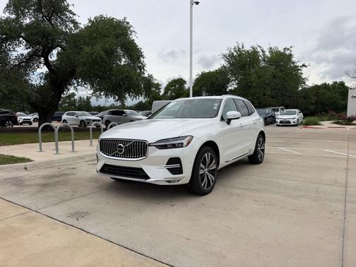 Crystal White Metallic 2023 Volvo XC60 B5 Plus Bright Theme