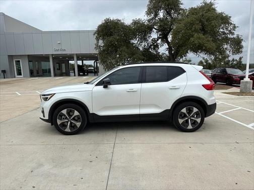 2023 Volvo XC40 B5 Plus Dark Theme
