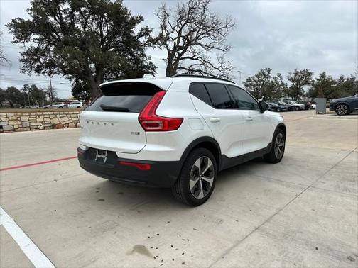 2023 Volvo XC40 B5 Plus Dark Theme