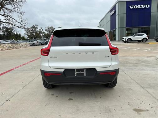 2023 Volvo XC40 B5 Plus Dark Theme
