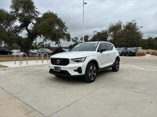 2023 Volvo XC40 B5 Plus Dark Theme