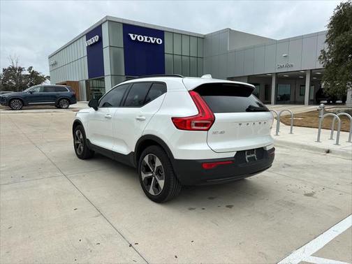 2023 Volvo XC40 B5 Plus Dark Theme