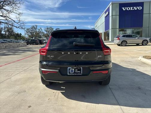 2025 Volvo XC40 B5 Plus Dark Theme