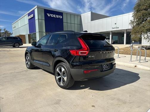 2025 Volvo XC40 B5 Plus Dark Theme