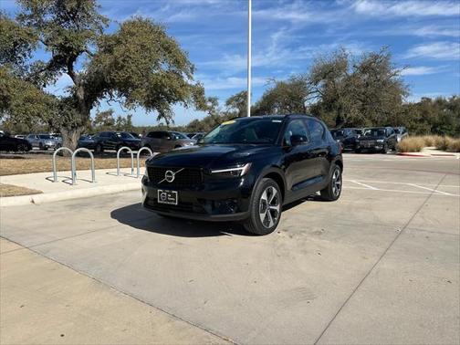 2025 Volvo XC40 B5 Plus Dark Theme
