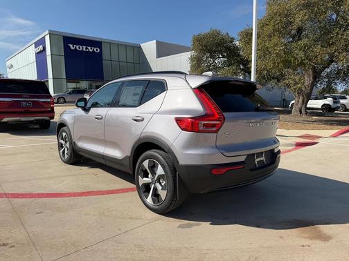 2026 Volvo XC40 Core, B5 AWD Gas (mild hybrid), Dark