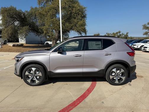 2026 Volvo XC40 Core, B5 AWD Gas (mild hybrid), Dark