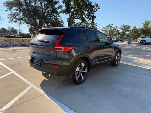 2026 Volvo XC40 Plus, B4 FWD Gas (mild hybrid), Dark