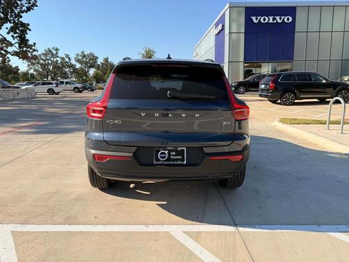 2026 Volvo XC40 Plus, B4 FWD Gas (mild hybrid), Dark