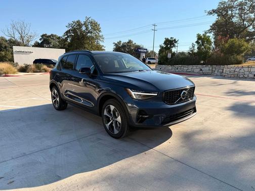 2026 Volvo XC40 Plus, B4 FWD Gas (mild hybrid), Dark