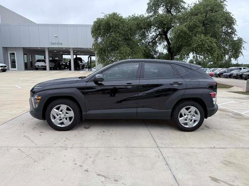 Abyss Black Pearl 2025 Hyundai KONA SE