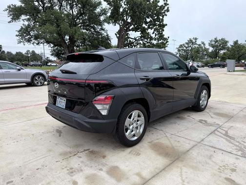 Abyss Black Pearl 2025 Hyundai KONA SE