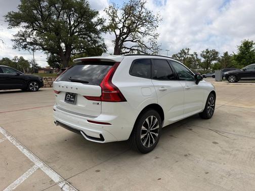Crystal White Metallic 2023 Volvo XC60 B5 Plus Dark Theme