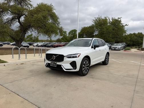 Crystal White Metallic 2023 Volvo XC60 B5 Plus Dark Theme