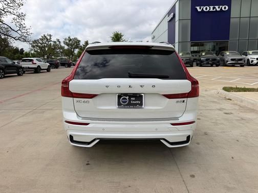 Crystal White Metallic 2023 Volvo XC60 B5 Plus Dark Theme