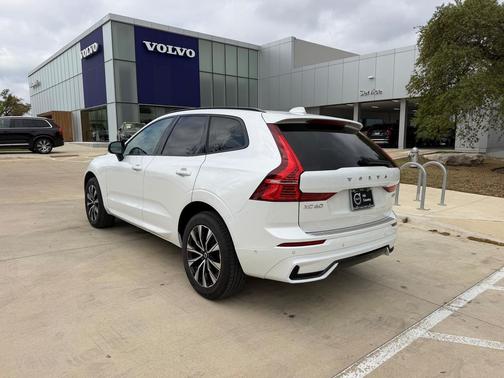 Crystal White Metallic 2023 Volvo XC60 B5 Plus Dark Theme