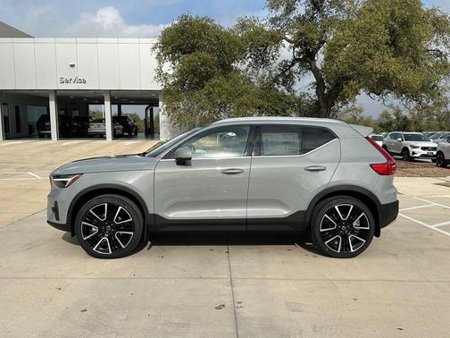2025 Volvo XC40 B5 Ultra Bright Theme