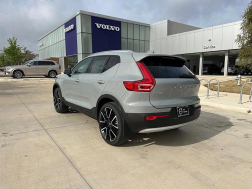 2025 Volvo XC40 B5 Ultra Bright Theme