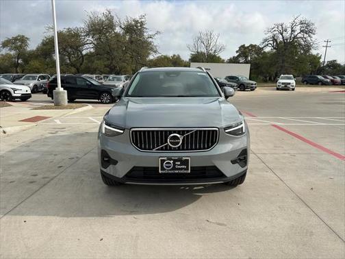 2025 Volvo XC40 B5 Ultra Bright Theme
