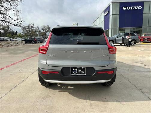 2025 Volvo XC40 B5 Ultra Bright Theme