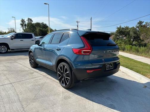2025 Volvo XC40 B5 Ultra Dark Theme
