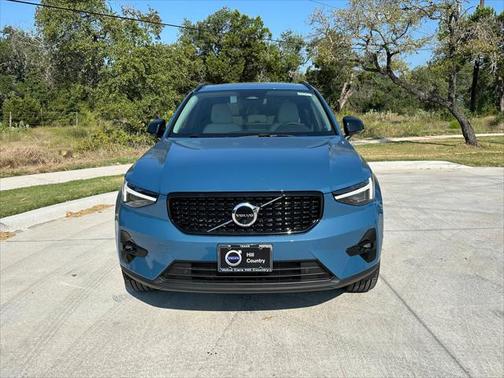 2025 Volvo XC40 B5 Ultra Dark Theme