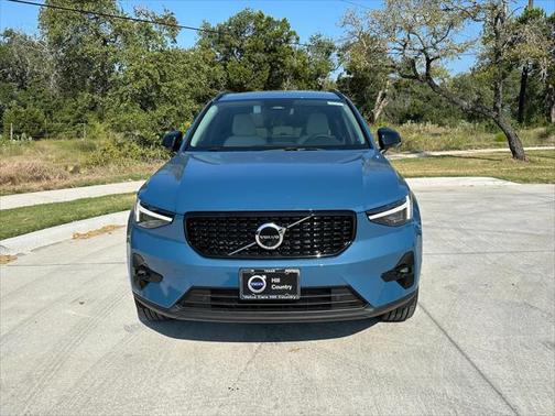 2025 Volvo XC40 B5 Ultra Dark Theme