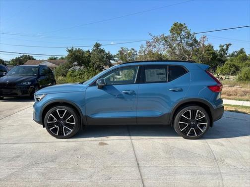 2025 Volvo XC40 B5 Ultra Dark Theme
