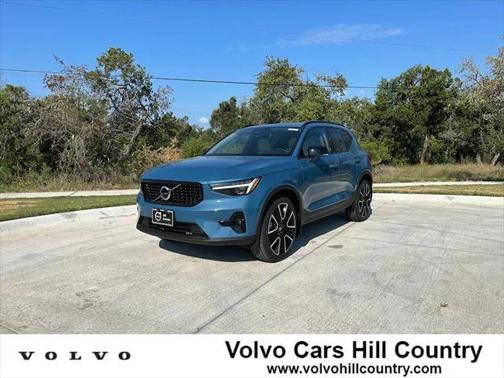 2025 Volvo XC40 B5 Ultra Dark Theme