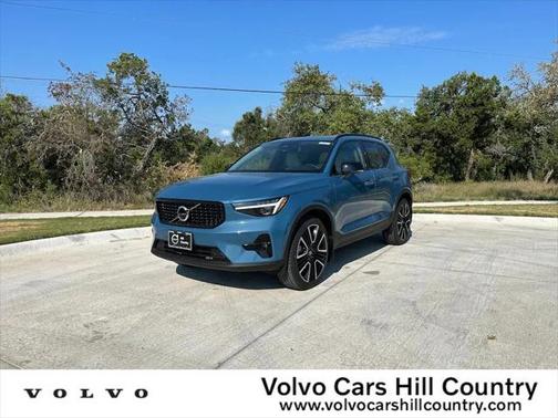 2025 Volvo XC40 B5 Ultra Dark Theme