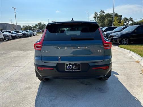 2025 Volvo XC40 B5 Ultra Dark Theme