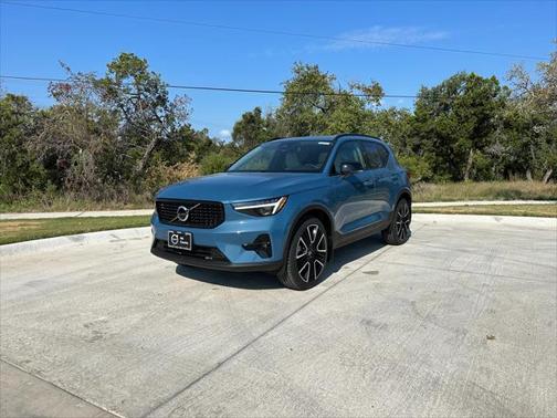 2025 Volvo XC40 B5 Ultra Dark Theme