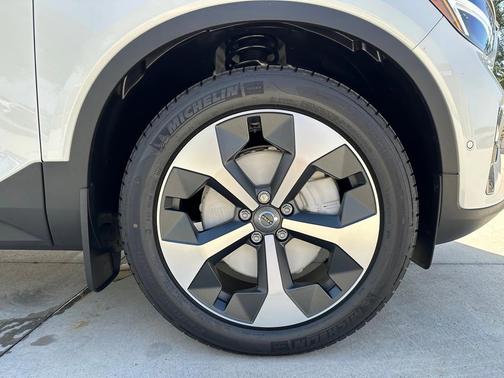 2025 Volvo XC40 B5 Plus Dark Theme