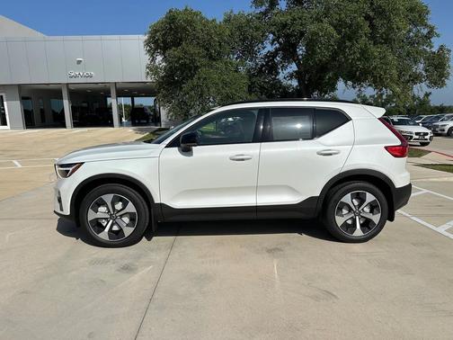 2025 Volvo XC40 B5 Plus Dark Theme