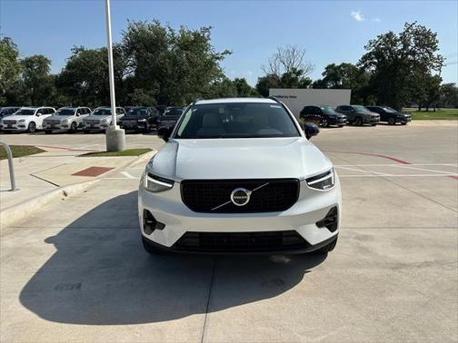 2025 Volvo XC40 B5 Plus Dark Theme