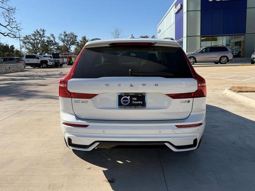 2023 Volvo XC60 B5 Plus Dark Theme