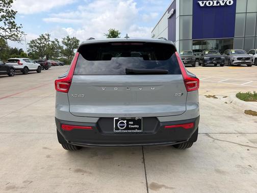 2026 Volvo XC40 Ultra, B5 AWD Gas (mild hybrid), Dark
