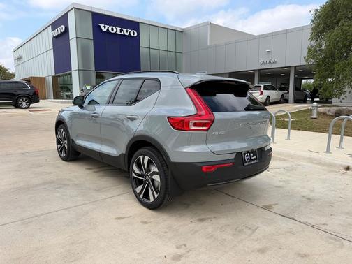 2026 Volvo XC40 Ultra, B5 AWD Gas (mild hybrid), Dark