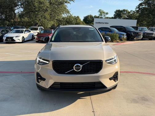 Sand Dune Metallic 2026 Volvo XC40 Plus, B5 AWD Gas (mild hybrid), Dark