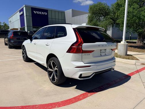 Crystal White Metallic 2023 Volvo XC60 B6 Ultimate Dark Theme