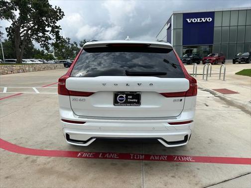2024 Volvo XC60 B5 Ultimate Dark Theme