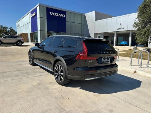 2025 Volvo V60 Cross Country B5 Ultra
