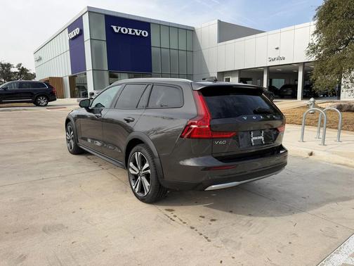 2025 Volvo V60 Cross Country Plus, B5 AWD Gas (mild hybrid)