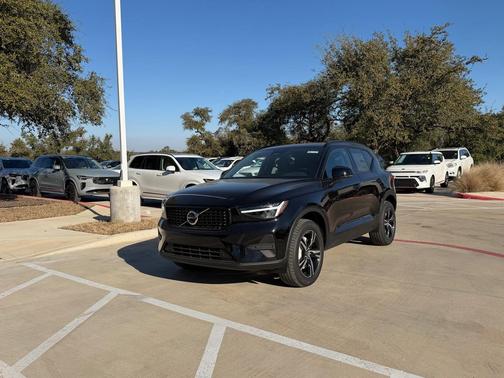 2026 Volvo XC40 Core, B5 AWD Gas (mild hybrid), Dark