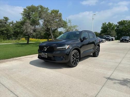 2024 Volvo XC40 B5 Ultimate Dark Theme