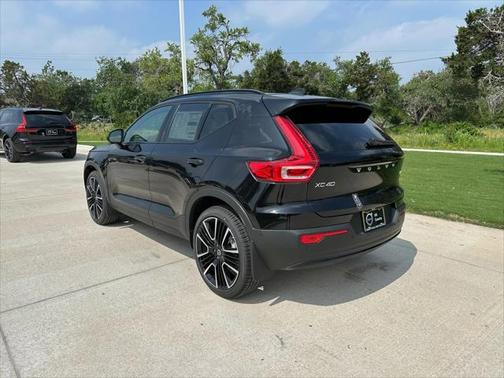 2024 Volvo XC40 B5 Ultimate Dark Theme