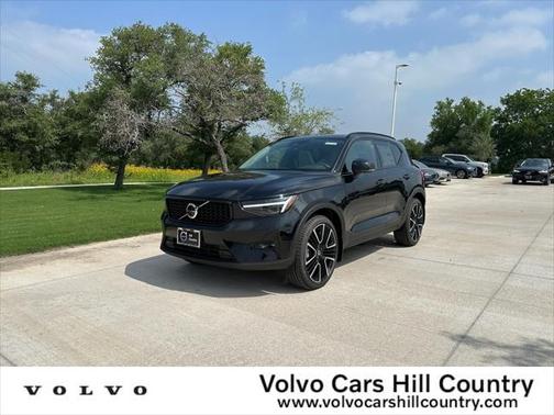 2024 Volvo XC40 B5 Ultimate Dark Theme