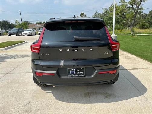 2024 Volvo XC40 B5 Ultimate Dark Theme